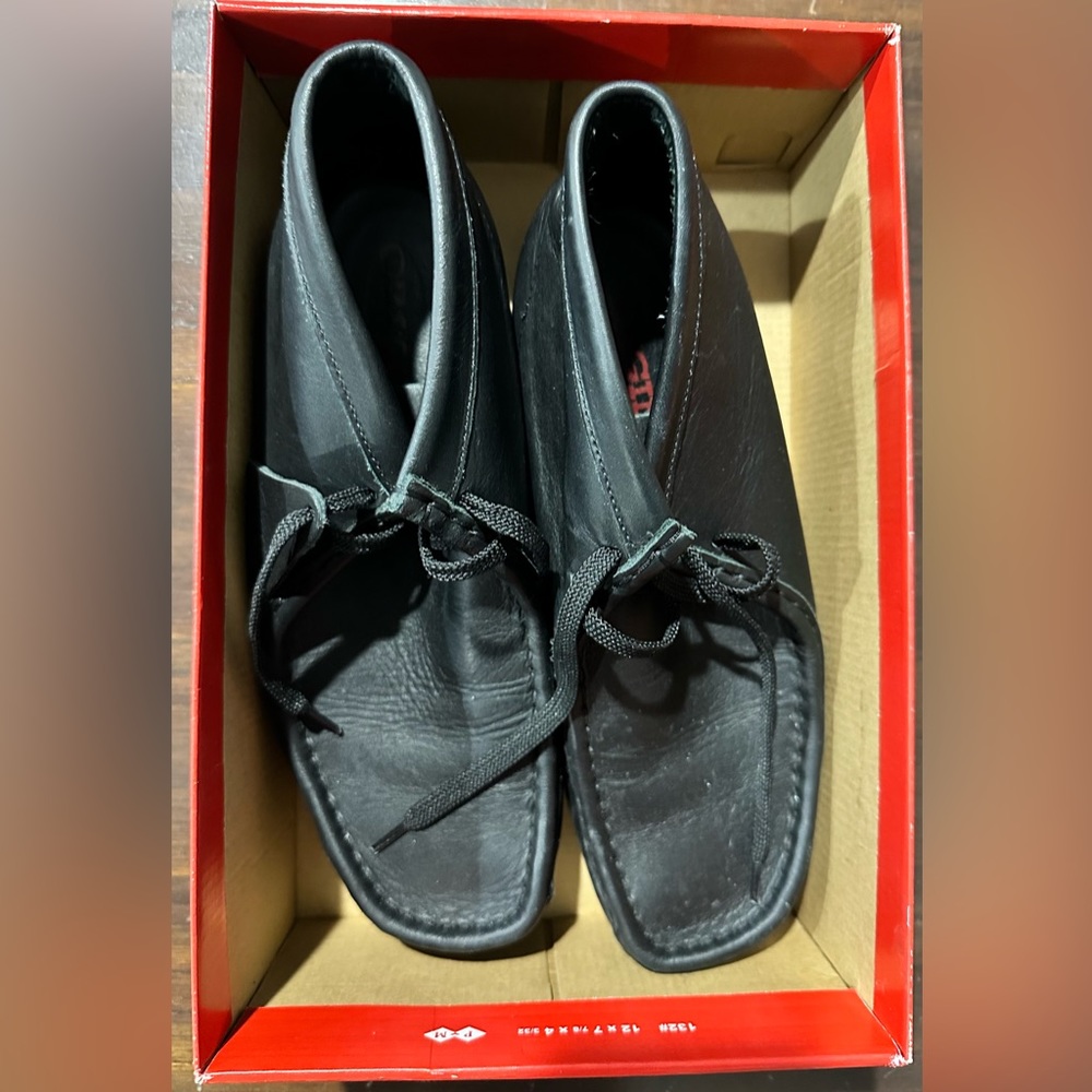 Clark Wallabee black leather 8.5M